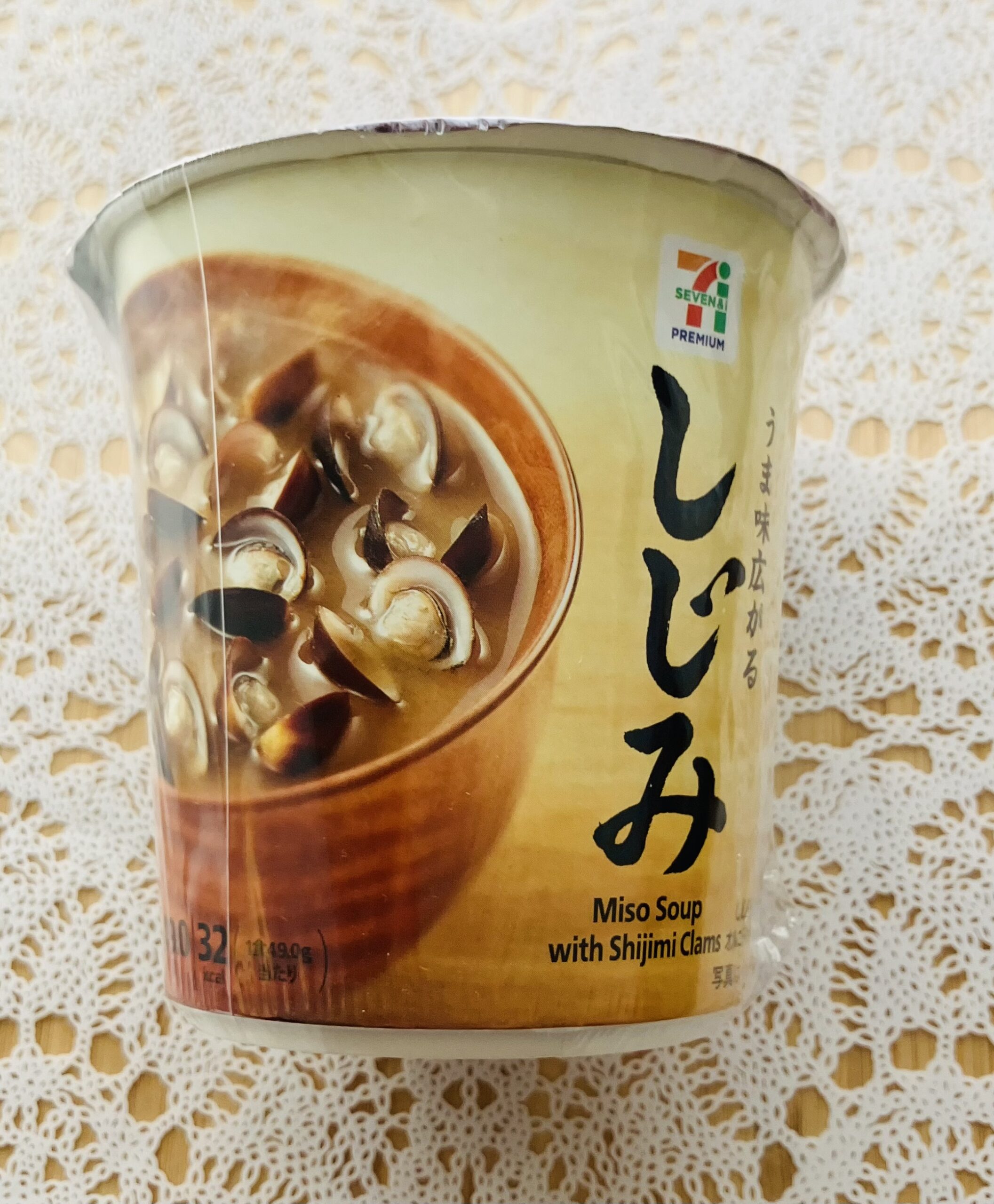 セブンプレミアムのカップみそ汁しじみ。食べたのにレビューがまだだったので書いてみました。 貝付きのしじみのお味噌汁がインスタントで飲めるなんて思ってなくて、見つ
