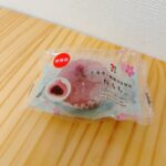 セブンから春らしい限定スイーツが登場しました。北海道産十勝産小豆使用の桜餅です。 鮮やかなピンク色が春らしさを引き立ててくれますね。季節の和菓子が気軽にコンビニ