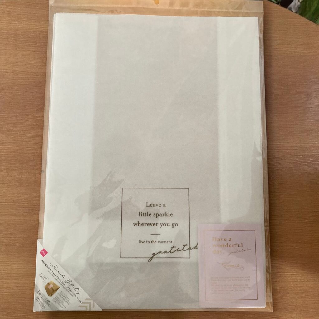 シンプルイズベストで高見えする、白の角底不織布バッグは大切な方へのプレゼントの梱包にぴったり。 先日、プレゼントのラッピングをする機会があったため、近くのダイソ
