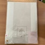 シンプルイズベストで高見えする、白の角底不織布バッグは大切な方へのプレゼントの梱包にぴったり。 先日、プレゼントのラッピングをする機会があったため、近くのダイソ