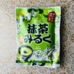ダイソーで珍しいものが無いかな？とパトロールしていて見つけた、サクマ抹茶みるく５８ｇ。サクマ製菓と言えばいちごみるく。 いちごみるくの飴がなんだかんだと一番好き