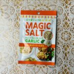 ダイソーの調味料コーナーでリピート買いしている「マジックソルトガーリック」 マジックソルトは、いろいろな調味料を買ってはいつも使いきれずにいた私の救世主的存在。
