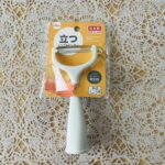 ダイソーで気に入って母や友達にも紹介してる商品があるのですけど、それが「立つシンプルピーラー」 そう、商品名通りにピーラーが立つんですよね。立つと何がいいかとい