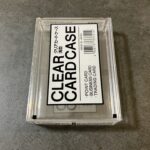 100円ショップ・キャンドゥの「クリアカードケース（薄型）」をレビューします！ 名前の通りとてもシンプルな見た目で、無駄な装飾がなく、カードの保管に徹した実用的