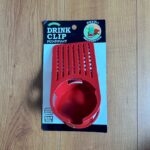セリアで【ドリンククリップ 赤】を購入☆使ってみた感じは。 デスクでコーヒーを飲むことが増えたので、セリアでドリンククリップなるものを買ってみました。 以前から