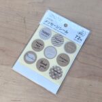 書体が可愛い【クラフト メッセージシール】プチギフトやメルカリの発送用に♪ セリアで購入しました。 直径2.5cm程のクラフトシール。 72枚あるのでそこそこの