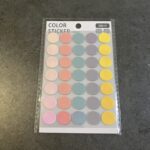 キャンドゥで購入したカラーステッカー（丸型・280片）のレビューです。 パステルカラーがとても可愛くて、子どものシール遊び用にぴったりだと思って購入しました！ 