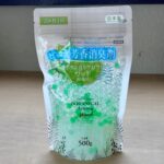 セリアで【ビーズ芳香消臭剤 ボタニカルアロマ ウッドの香り 500g 詰め替え用】購入♪ トイレの芳香剤が欲しくて、セリアで購入しました。 手持ちの瓶に入れよう