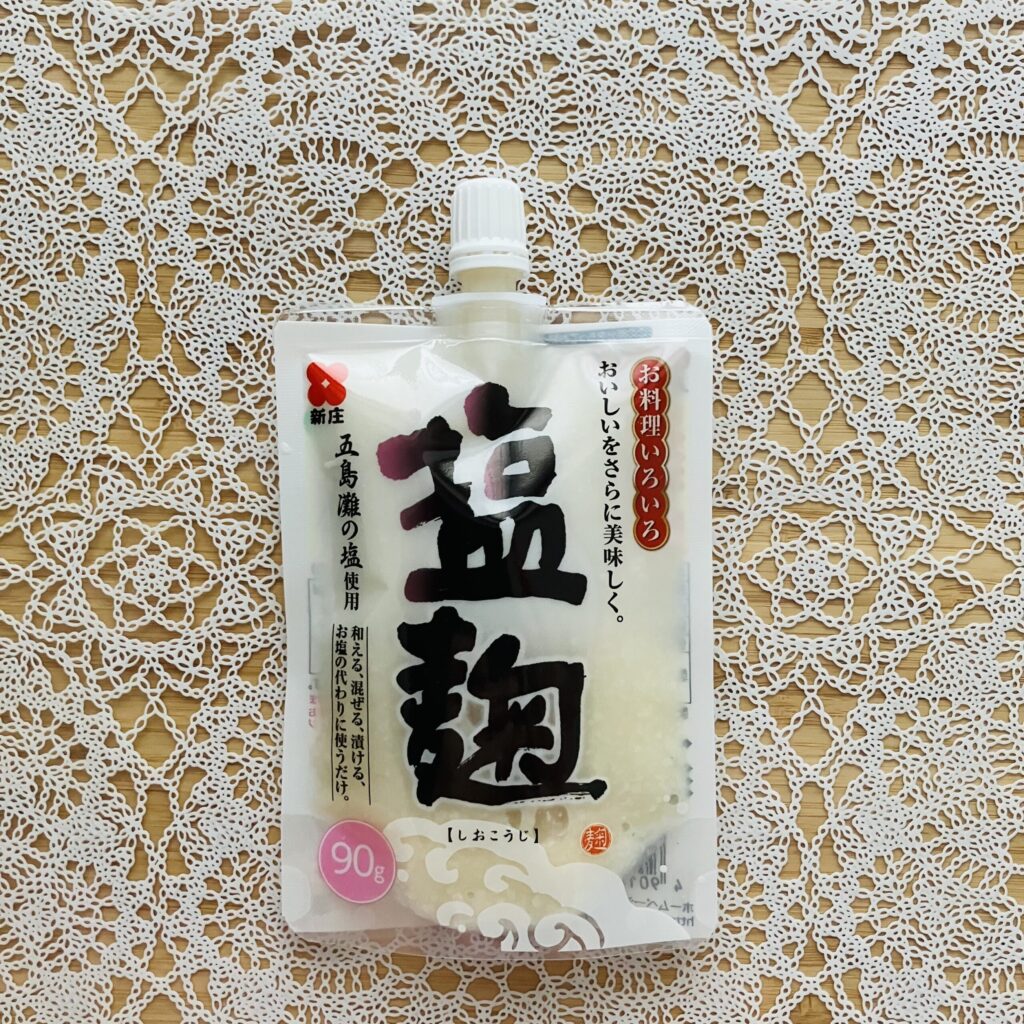 ダイソーの食品コーナーにある調味料の棚で見つけた「新庄ミニ塩麹９０ｇ」 塩麹は以前購入して使い切れずに放置してしまい、結局処分したという苦い失敗があるのですけど