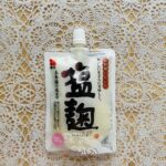 ダイソーの食品コーナーにある調味料の棚で見つけた「新庄ミニ塩麹９０ｇ」 塩麹は以前購入して使い切れずに放置してしまい、結局処分したという苦い失敗があるのですけど