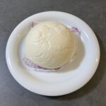 セブンイレブンのホットスナックコーナーで売っているあんまんを食べてみました！ レジ横で見かけると、ついつい買ってしまう安心感のある定番商品ですね。 手に持った瞬