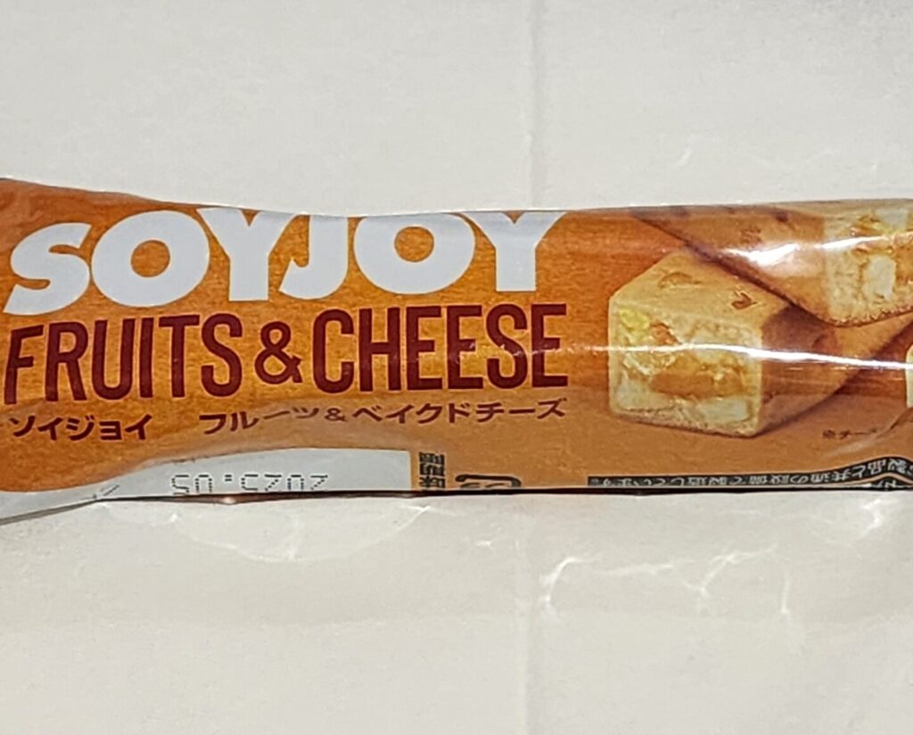 ファミリーマートで売ってる大豆粉を使用したグルテンフリーバーはパインとアップルの爽やかな甘さと、チーズケーキ風のリッチな味わい 今回レビューするのは、ファミリー