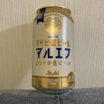 エモいビール！セブンイレブンで購入したアサヒ生ビール「マルエフ」を飲んでみました！ 缶のデザインはシンプルながら上品で、どこか昔懐かしい雰囲気もあり、手に取った