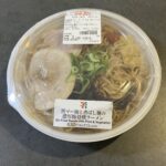 セブンイレブンの「黒マー油と香ばし麺の濃厚豚骨焼ラーメン」をレビューしていきます！ 黒マー油の香りが食欲をそそる一杯で、見た目のボリューム感もばっちり。  チャ
