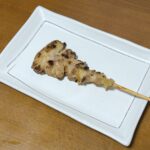 ファミマの【焼鳥もも塩】2本で50円引きでした♪ ファミリーマートの焼き鳥は種類が多くていいですよね。 今回は焼鳥もも塩を買いました。 2本で50円引きでお得で