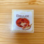 セブンイレブンで美味しすぎるクレームブリュレのアイスクリームを見つけました。パッケージも洗練されていて高級感があったので目を惹かれて購入しました。 カラメル部分