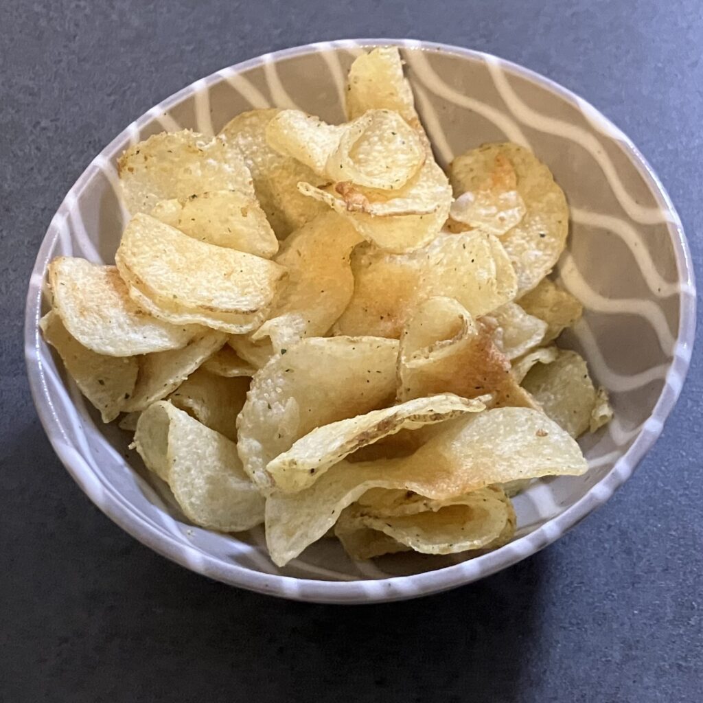 コンビニ セブンイレブン の堅揚げポテトチップス サワークリームオニオン味