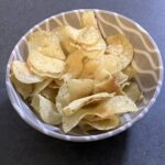 コンビニ セブンイレブン の堅揚げポテトチップス サワークリームオニオン味