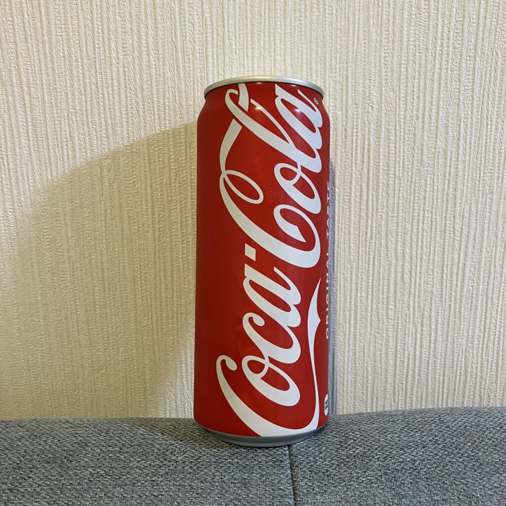 セブンイレブンでロング缶のコカコーラを見つけて思わず購入しました！ このサイズ感、なんだかテンション上がりますね&#x2b50;&#xfe0f; 500mlのペ