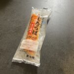 セブンの「ほろほろ食感 したらば（カニ風味）」を食べてみました！ パッケージを見て「ちょっと大きめのカニカマかな？」と思って手に取ったのですが、実際に食べてみる