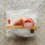 セブンイレブンのスイーツコーナーで見つけた新商品の「たっぷりクリームのいちごもこ」。美味しそうだったので購入してみました♪ 外側の生地がピンク色で可愛らしいシュ