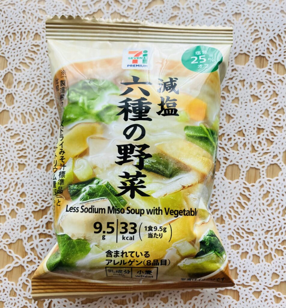 セブンプレミアムのフリーズドライ商品で一番のおすすめ「フリーズドライ減塩六種の野菜味噌汁9.6g」について紹介したいと思います。 最近のフリーズドライ商品の進化