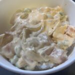 コンビニ セブンイレブン サーモンポキ丼 スパイシーマヨネーズ