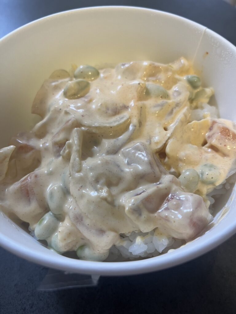 コンビニ セブンイレブン サーモンポキ丼 スパイシーマヨネーズ