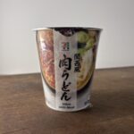 セブンイレブンの「関西風 肉うどん」を食べてみました♪ セブンイレブンのPB商品で価格は158円（税別） フタを開けると、中には牛肉とネギが入っています。とても