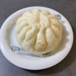 セブンイレブンの肉まんを食べてみたのでレビューです！ 見た目は王道の中華まんスタイルで、ほんのりツヤのあるふわふわの皮が特徴的！ 手に取った感じもしっかりあたた