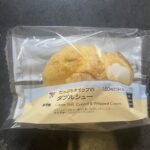 リニューアルしたらしい！セブンイレブンの「たっぷりホイップのダブルシュー」を食べたのでレビューです！ まず、生地がふんわりしっとりしていて優しい口当たりが良き！