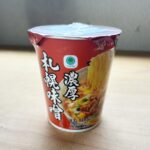 ファミマで【濃厚 札幌味噌】味噌ラーメン☆ 価格は¥170　 パッケージ写真では具材もしっかり目に入っていたり、謎のお肉が入っていたりでなかなかに良さそうで購入