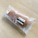 国産小麦使用【揚げパン シュガー】懐かしい味のパン。 セブンイレブンで購入。 国産小麦を使用しているとのこと。 ¥162　375kcal 開封すると、油で揚げた