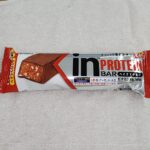 ファミリーマートで買える焼きチョコタイプのプロテインバーは、ねっとりした口当たりでボソボソ感なく食べられる改良がされていました。 今回レビューするのは、ファミリ