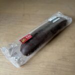 超でかい。。。。【チョコ&amp;ホイップロール】セブンの増量祭だったので購入しました♪ セブンイレブン チョコ&amp;ホイップロール 148円（税抜） 増量