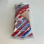 セブンイレブンの「ブリトー ウインナーとチーズ入りケイジャンソース」を食べたのでレビューです！ パッケージのデザインが派手で目を引いたので、つい手に取ってしまい