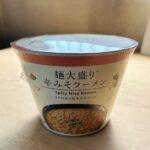 小さいバケツのような容器の【麺大盛り辛みそラーメン】ローソンのPB商品。 お腹がすいていたのでこちらをチョイス。 単体で見るとわかりずらいと思いますが、ラーメン