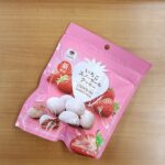 ファミリーマートで買える限定クッキーはホロリと崩れる雪玉の様な生地の中にいちごクッキーが隠れたビジュ強めの贅沢クッキーでした。 今回レビューするのは、ファミリー