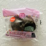 セブンイレブンで新商品パトロールしていて見つけた、チョコミントもこ。 ココア風味のシュー生地に、チョコフレークを混ぜ込んだ爽やかなミントクリームが詰まっているシ