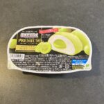 セブンイレブンで買った「雪見だいふく プレミアム マスカット・オブ・アレキサンドリア」マスカットじゃなくてもよかった感が否めませんでした！ 見た目は上品で、淡い