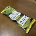 キター！【辻利　お濃い抹茶チョコレート＆クランチ】♪今回、リニューアル販売ですね。 前回の物も食べて美味しかったですが、今回はアイス部分の抹茶原料を変更、配合量