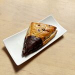 チョコクリームがサンドされている【ファミマルＢａｋｅｒｙ 生スコーンクロワッサン チョコクリーム】食べてみました♪ ●156円（税込168円） 久々にファミリー