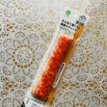 手軽にたんぱく質が取れて美味しい、ファミリーマートのたんぱく質7.5g海鮮スティック博多明太入りマヨネーズ。 カニカマ好きなら一度は食べて欲しい商品。細かくほぐ