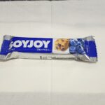 ファミリーマートで売ってる、小麦粉不使用の大豆粉生地に、ワイルドブルーベリーとホワイトチョコチップを練り込んだ低GI食品バーです。 今回レビューするのは、ファミ