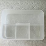 ダイソーの収納用品コーナーで見つけた、積み重ね収納ボックス（取手付）１５．２ｃｍ×２１．５ｃｍ×１２．５ｃｍ。 手持ちのペン立てが収まるサイズで、まとめて収納す