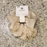 DAISOの大型店舗で見つけた【ビッグシュシュオーガンジー】を買ってみました。 髪の毛をまとめる際に便利なのがシュシュ。毎日のように使っているのですが、いつのま