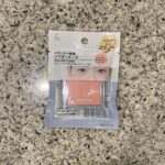 DAISOのコスメコーナーで見つけた【＆．パウダーチーク　シルキーアプリコット】を買ってみました。 DAISOのコスメを買うのは学生時代ぶりなのですが、『スキン