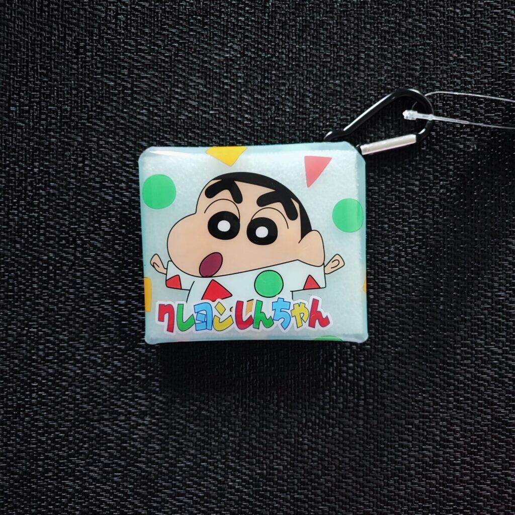 セリアで、可愛すぎるポーチを発見。「クレヨンしんちゃん　カラビナ付きポーチ」をご紹介。 こんなに、可愛いポーチがあったら、何に使うか迷っちゃいませんか？カラビナ