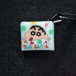 セリアで、可愛すぎるポーチを発見。「クレヨンしんちゃん　カラビナ付きポーチ」をご紹介。 こんなに、可愛いポーチがあったら、何に使うか迷っちゃいませんか？カラビナ