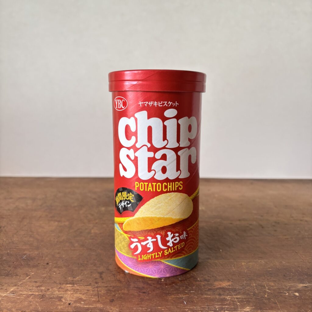 【チップスター　うすしお】定番で美味しい♪ ダイソーに売っていたので購入しました。 45gなので小サイズ。 購入した店舗はレジ前の並ぶ列の左右ににぎっしりお菓子